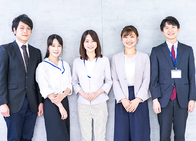 リスク分析の資料を確認するビジネスチーム