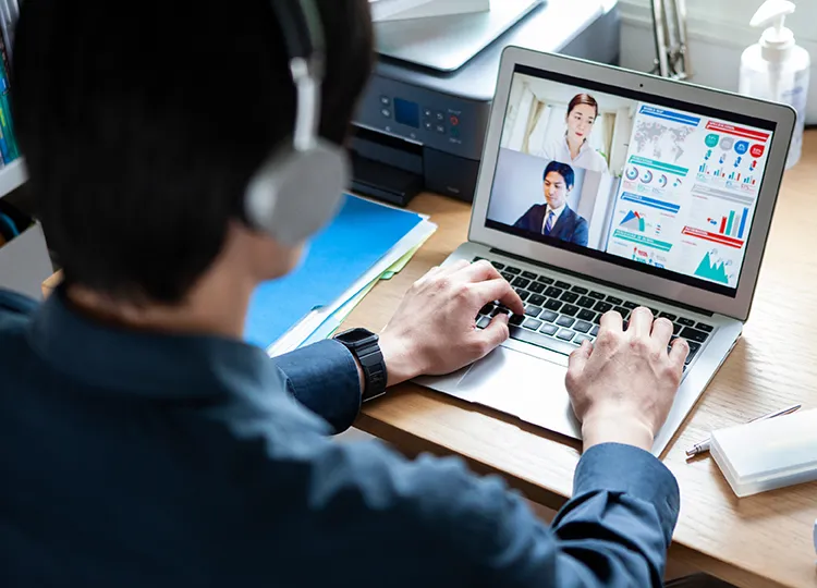 オンライン相談を受ける相談窓口の担当者