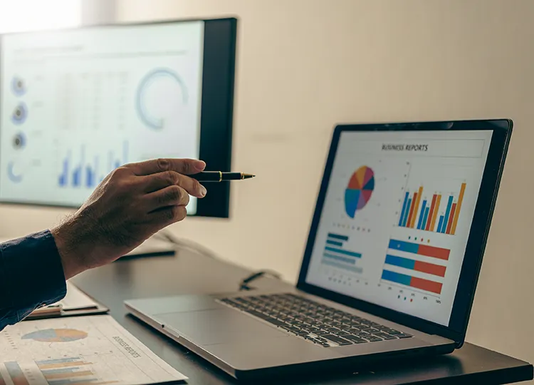 改善後の運用状況を確認するビジネスパーソン