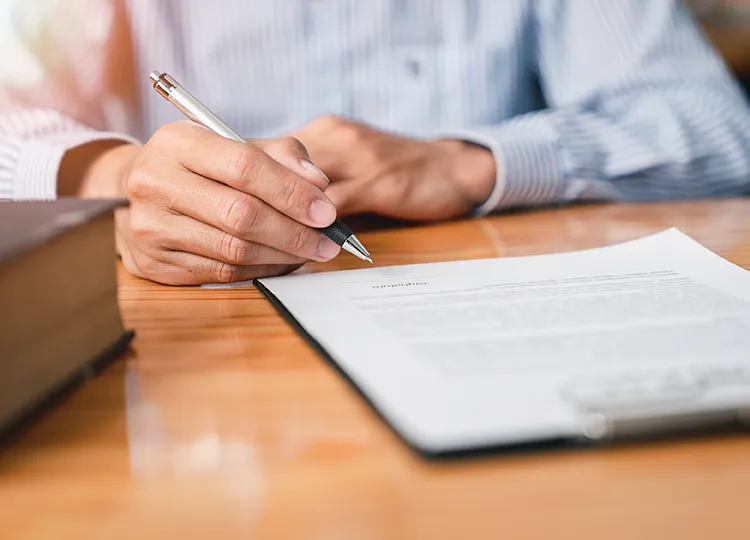 相談記録を整理・記録している様子