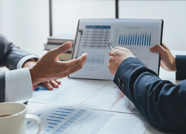 中小企業診断士が企業の経営課題をヒアリングしている様子