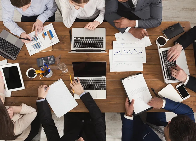 改善ポイントを議論するミーティングのイメージ