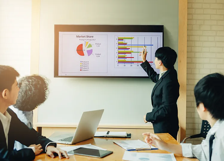 カスタマーハラスメントについて、対策会議をするビジネスパーソン